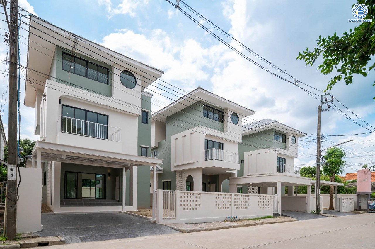 บ้านมือสองตกแต่งใหม่ โครงการ มณธานี บางแค บ้านเดี่ยว 3 ชั้น ดีไซน์หรูหรา เนื้อที่กว้าง 56.40 ตร.ว. พื้นที่ใช้สอย 240 ตร.ม. ฟังก์ชัน 5 ห้องนอน 4 ห้องน้ำ 2 ที่จอดรถ ฟังก์ชันครบตอบทุกไลฟ์สไตล์ บนทำเลศักยภาพ เชื่อมต่อถนนกาญจนาภิเษก ใกล้เดอะมอลล์บางแค ใกล้รถไฟฟ้าสายสีน้ำเงิน "สถานีหลักสอง" และจุดขึ้นทางด่วน "กาญจนาภิเษก"